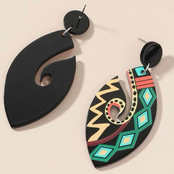 🦋 3/$24 Green and yellow tribal print earrings / NWOT - Picture 3 of 3